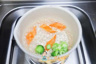 水煮开后放入西蓝花跟胡萝卜片，薄片更容易熟，