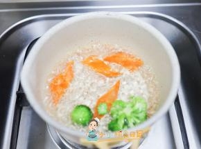 水煮开后放入西蓝花跟胡萝卜片，薄片更容易熟，
