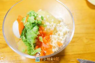 碗里加入蒸熟的土都、水煮蛋一个、西蓝花、胡萝卜碎、马苏里拉芝士