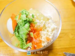 碗里加入蒸熟的土都、水煮蛋一个、西蓝花、胡萝卜碎、马苏里拉芝士