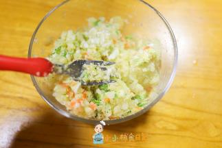 用一个叉子把水煮蛋铲碎，芝士要趁土豆热的时候放进去这样可以融化，味道就更融合，然后放盘子里整形好就完成啦