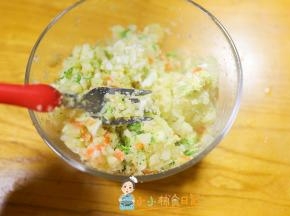 用一个叉子把水煮蛋铲碎，芝士要趁土豆热的时候放进去这样可以融化，味道就更融合，然后放盘子里整形好就完成啦