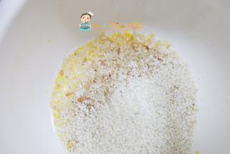 我把米放入锅里洗干净，米跟水的比例是1:6，这里有谷物米里面是三种米在里面，白色的是胚芽粥米一起煮