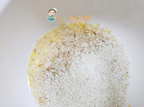 我把米放入锅里洗干净，米跟水的比例是1:6，这里有谷物米里面是三种米在里面，白色的是胚芽粥米一起煮