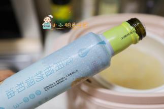 粥里放一点点油会更好吃哦，炖锅按下去煮2个小时就好了