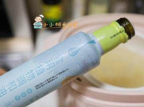 粥里放一点点油会更好吃哦，炖锅按下去煮2个小时就好了