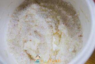 粥煮好以后冷藏一夜拿出来称200g放入面包桶内