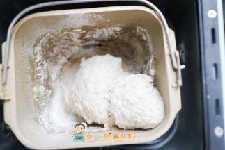 剩下的放入高筋面粉200g 黑麦粉50g 牛奶75g 糖20g 盐2g 耐高糖酵母3g，牛奶冬天用常温或37度左右的，夏天用冰牛奶