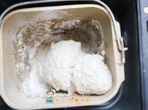 剩下的放入高筋面粉200g 黑麦粉50g 牛奶75g 糖20g 盐2g 耐高糖酵母3g，牛奶冬天用常温或37度左右的，夏天用冰牛奶