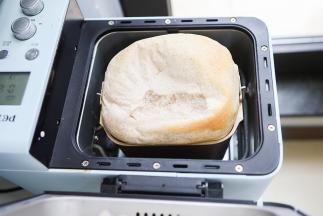 按下启动键等出炉就可以啦，马上脱模晾凉，千万不要焖再面包机里会塌的