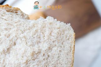 面包可以冷却后常温密封保存最多三天，也可以切片冷冻保存半个月左右