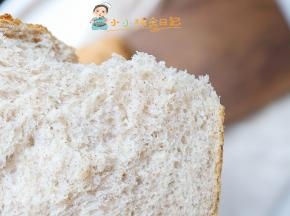 面包可以冷却后常温密封保存最多三天，也可以切片冷冻保存半个月左右