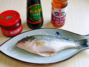 准备食材，将鲈鱼清洗干净，放入鱼盘中。