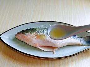 加入料酒去腥。