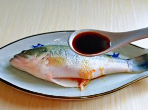 再加入生抽提鲜。