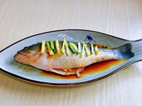 摆放上切好的葱姜，鱼肚子也塞一些呦～