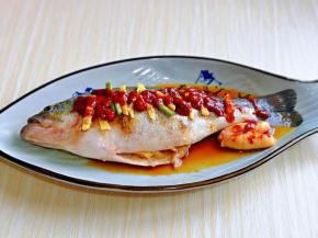 最后淋上黄豆辣酱，腌制20分钟。