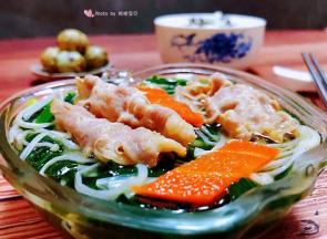 营养丰富的菠菜金针菇肥牛汤装入容器中搭配鹌鹑蛋和米饭一起吃就是标配的营养早餐