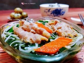 营养丰富的菠菜金针菇肥牛汤装入容器中搭配鹌鹑蛋和米饭一起吃就是标配的营养早餐