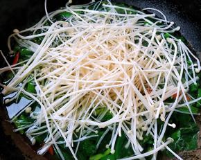 金针菇撕成独立的个体放入锅中