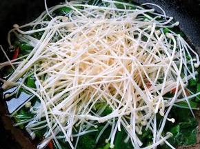 金针菇撕成独立的个体放入锅中
