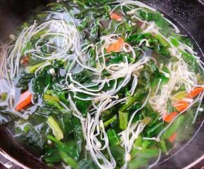 看着锅中时蔬好有食欲