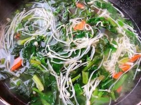 看着锅中时蔬好有食欲