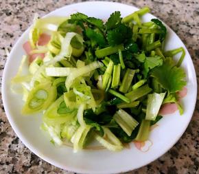 葱花和香菜切好备用