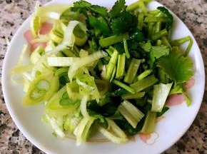 葱花和香菜切好备用