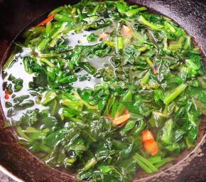 锅中倒入清水烧开放入胡萝卜和菠菜中小火煮