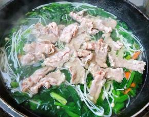 放入肥牛大火快速煮开