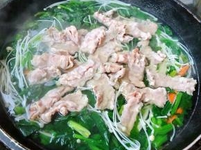 放入肥牛大火快速煮开