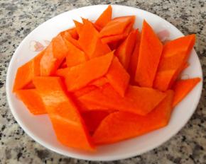 胡萝卜去皮洗净切成马蹄片