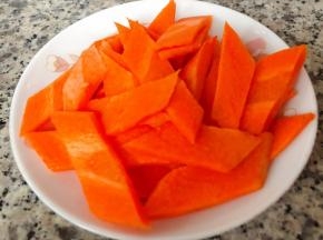 胡萝卜去皮洗净切成马蹄片