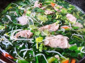 最后放入盐和味精调味均匀撒上葱花和香菜提鲜即可出锅享用