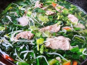 最后放入盐和味精调味均匀撒上葱花和香菜提鲜即可出锅享用