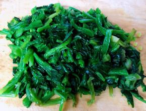 菠菜切成小段