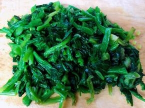菠菜切成小段