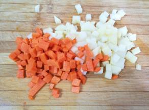 土豆胡萝卜去皮切成小丁。