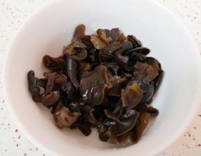 黑木耳泡发后洗干净撕碎。