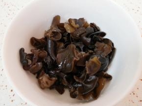 黑木耳泡发后洗干净撕碎。