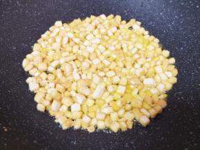 翻炒至金黄色盛出备用。