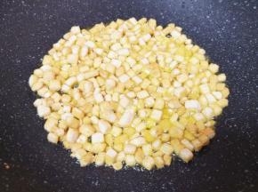 翻炒至金黄色盛出备用。