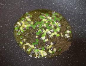 锅底留余油，下入葱花炝香。