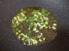 锅底留余油，下入葱花炝香。