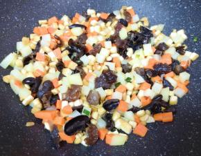 下入黑木耳和豆腐丁翻炒均匀。