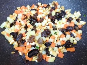 下入黑木耳和豆腐丁翻炒均匀。