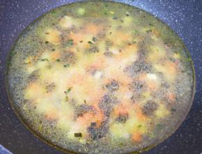 加入开水烧开，放鲜鸡汁调味料调好味道。