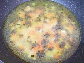 加入开水烧开，放鲜鸡汁调味料调好味道。