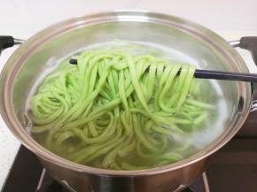 另起锅将菠菜面煮熟。